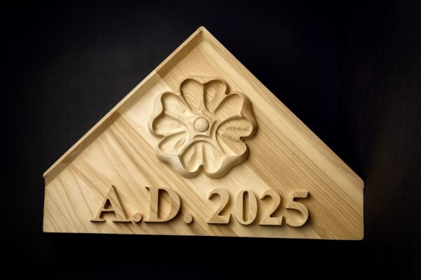 Dekoracyjna ozdoba szczytowa z jesionu – 40 × 40 × 45 cm