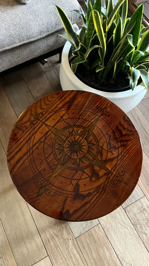 Stolik kawowy z litego drewna jesionowego – Róża Wiatrów