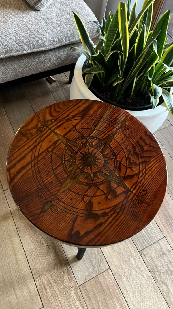 Stolik kawowy z litego drewna jesionowego – Róża Wiatrów