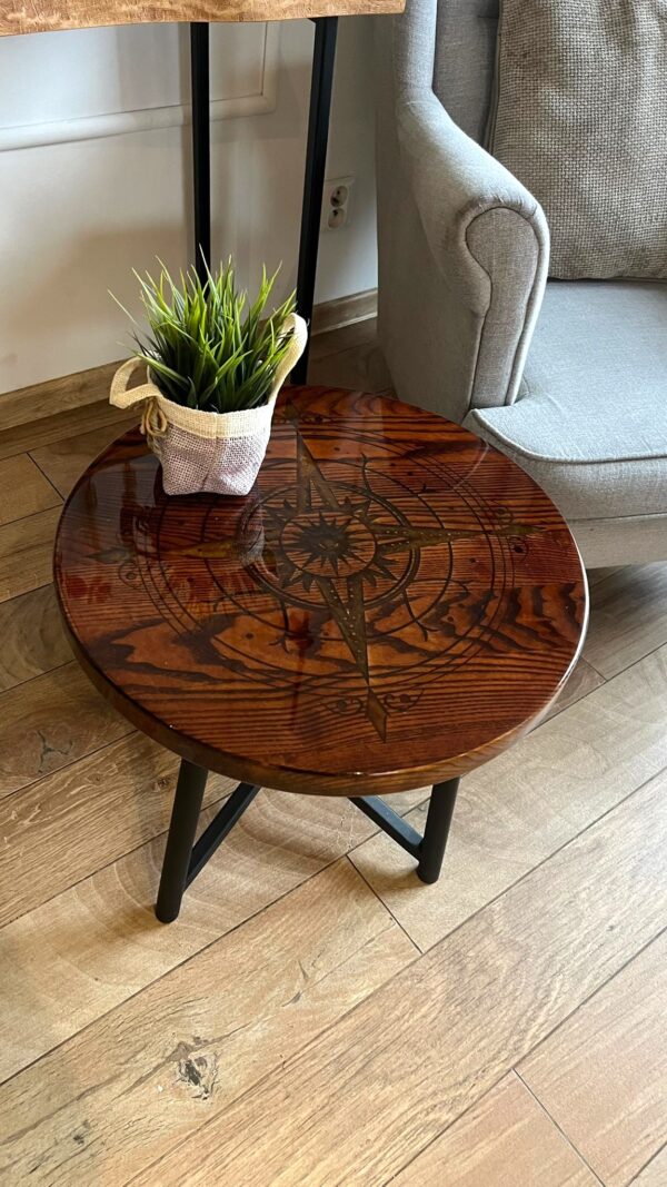 Stolik kawowy z litego drewna jesionowego – Róża Wiatrów