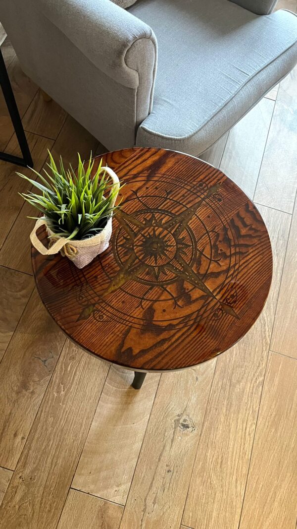 Stolik kawowy z litego drewna jesionowego – Róża Wiatrów