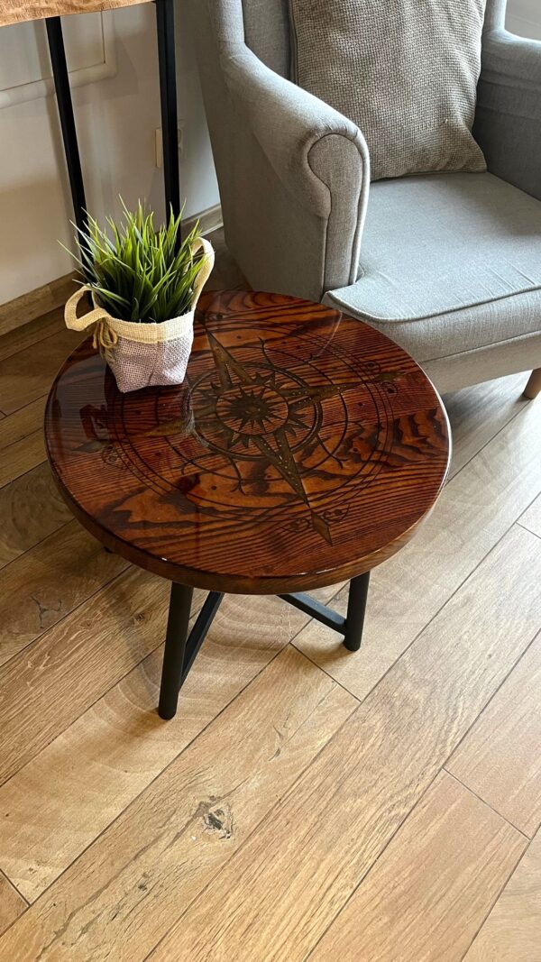 Stolik kawowy z litego drewna jesionowego – Róża Wiatrów