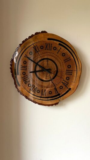 Zegar ścienny z litego drewna – plaster naturalny
