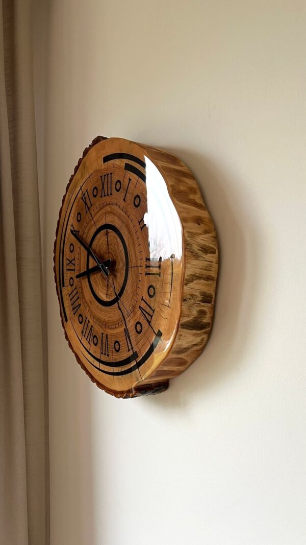 Zegar ścienny z litego drewna – plaster naturalny