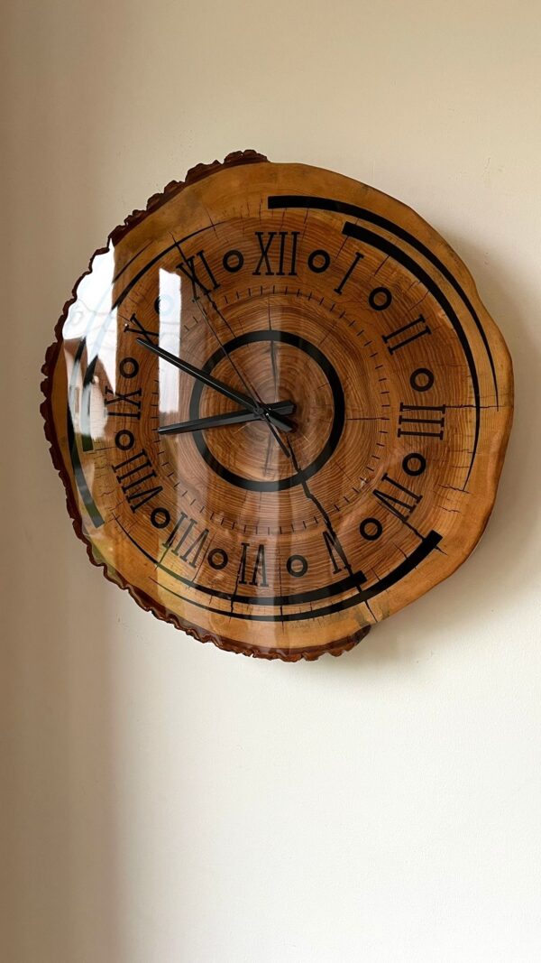 Zegar ścienny z litego drewna – plaster naturalny
