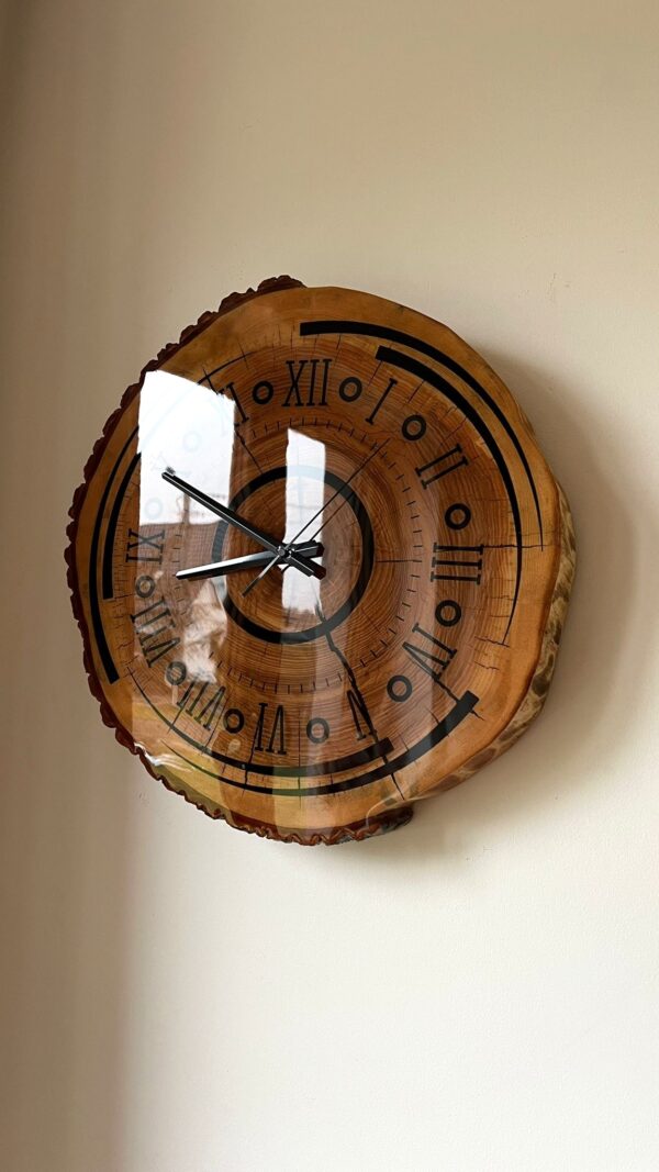 Zegar ścienny z litego drewna – plaster naturalny