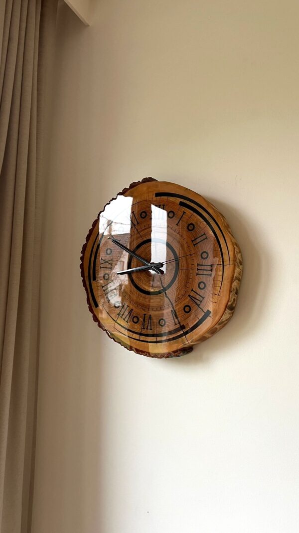 Zegar ścienny z litego drewna – plaster naturalny