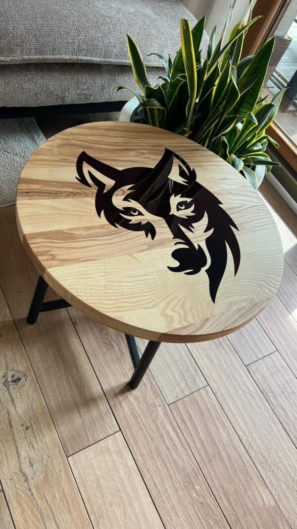 Stolik kawowy z klejonego jesionu z motywem wilka – naturalne drewno i wyjątkowy charakter