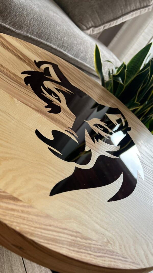 Stolik kawowy z klejonego jesionu z motywem wilka – naturalne drewno i wyjątkowy charakter