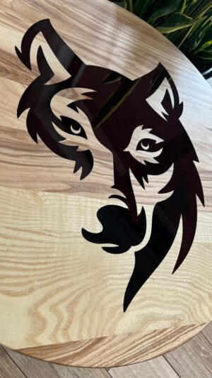 Stolik kawowy z klejonego jesionu z motywem wilka – naturalne drewno i wyjątkowy charakter