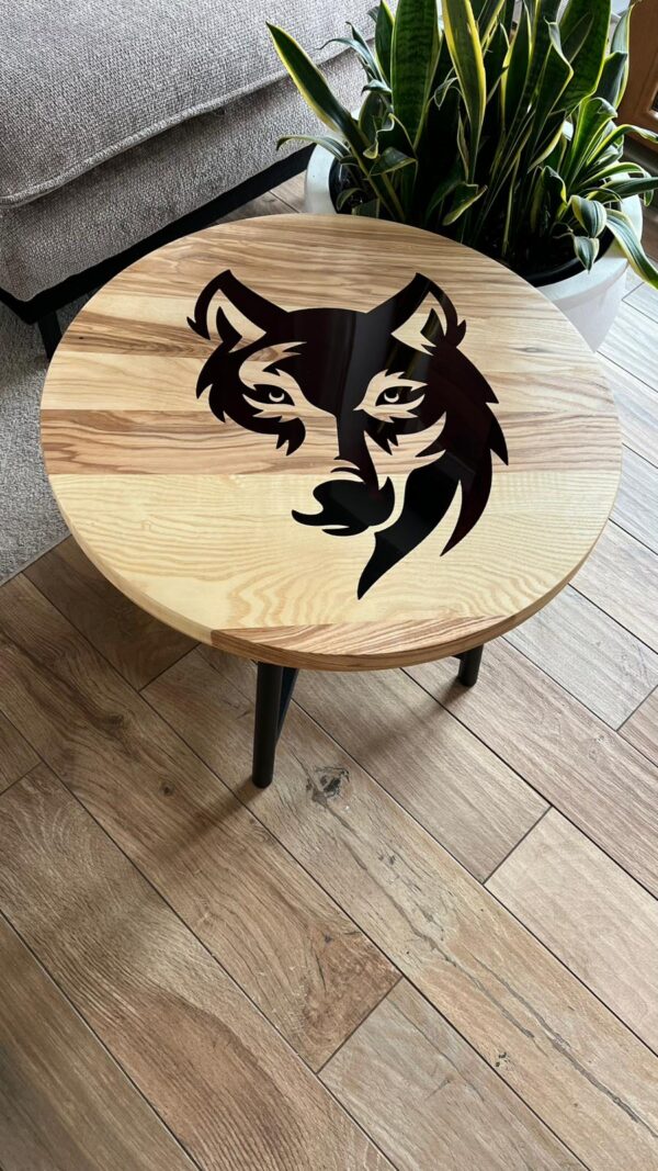 Stolik kawowy z klejonego jesionu z motywem wilka – naturalne drewno i wyjątkowy charakter