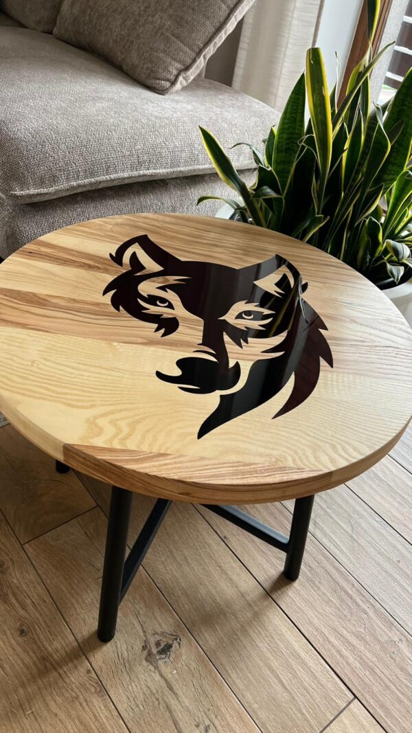 Stolik kawowy z klejonego jesionu z motywem wilka – naturalne drewno i wyjątkowy charakter